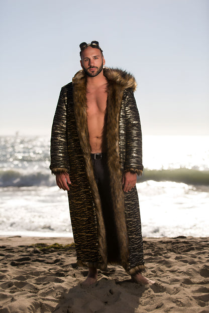 This custom-designed faux fur coat is a versatile piece ideal for festivals and Burning Man. With its functional zipped pockets, it seamlessly combines comfort and style. Embrace this garment to exude a commanding presence akin to a majestic bear.